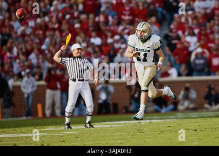 10 ottobre 2009: Il quarto di back di Baylor Nick Florence #11 lancia un passaggio in fuga. Gli Oklahoma Sooners sconfissero i Baylor Bears 33-7, a Norman, OK. Richey Miller/CSM (immagine di credito: © Richey Miller/Cal Sport Media/ZUMA Press) Foto Stock