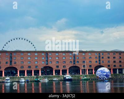 Il Royal Albert Dock Liverpool ha girato alla luce del giorno Foto Stock