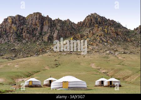 Giurte mongole campeggio ai piedi della montagna Foto Stock