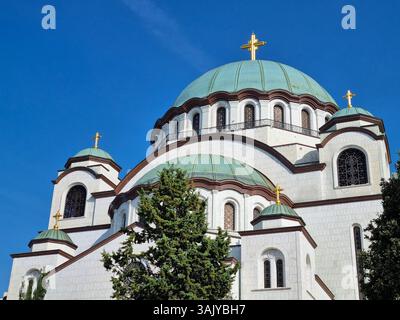 Vista delle cupole verdi con croci dorate e pareti bianche della maestosa chiesa ortodossa di Santa Sava a Belgrado, Serbia Foto Stock