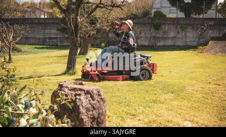 Uomo in sella tosaerba Foto Stock