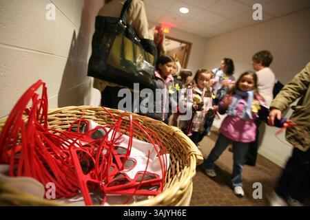 Gli studenti della Green Elementary School prendono i loro occhiali 3D prima di essere i primi a vedere "Wild World Africa" all'interno del Ford Education Center presso lo zoo di Detroit a Royal Oak giovedì 15 ottobre 2009. ANDRE J. JACKSON/Detroit Free Press. (Immagine di credito: © Detroit Free Press/ZUMA Press) Foto Stock