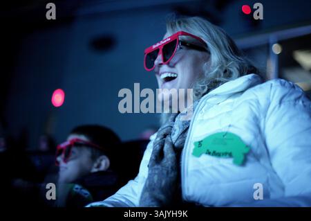 Denise DeBouvre, cqaj 46, di Chesterfield guarda ''Wild World Africa'', un'esperienza 3D/4D con gli studenti della Green Elementary School all'interno del teatro Ford Education Center presso lo zoo di Detroit a Royal OakThursday, 15 ottobre 2009. ANDRE J. JACKSON/Detroit Free Press. (Immagine di credito: © Detroit Free Press/ZUMA Press) Foto Stock
