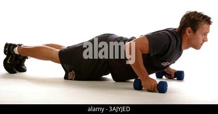 HLfirehouseFit296730x036.jpg 5/12/2009 STUDIO (San Diego County California) USA  San Diego Fire-Rescue Firefighter, Cory White mostra i pushup Dumbbell con Row. Credito obbligatorio: Foto di Howard Lipin/San Diego Union-Tribune/Zuma Press copyright 2009 San Diego Union-Tribune/Zuma Press (immagine di credito: © The San Diego Union Tribune/ZUMA Press) Foto Stock