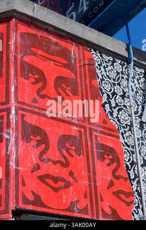 17 febbraio 2009 - Quincy, Massachusetts, Stati Uniti - opere d'arte di Shepard Fairey incollate su un muro nel quartiere di Fort Point a South Boston. Fairey, che ha iniziato come artista di strada con un background nello skateboard, ha visto la sua fama e notorietà accelorare di recente con il suo famoso design "Obama Hope", utilizzato come poster nella campagna elettorale di Barack Obama. Lo stesso design ha abbellito la copertina di Time Magazine e da allora è stato acquistato dalla National Portrait Gallery degli Stati Uniti per la loro collezione permanente. Fairey, laureato alla Rhode Island School of Design di Providence, ha guadagnato notorietà in Foto Stock