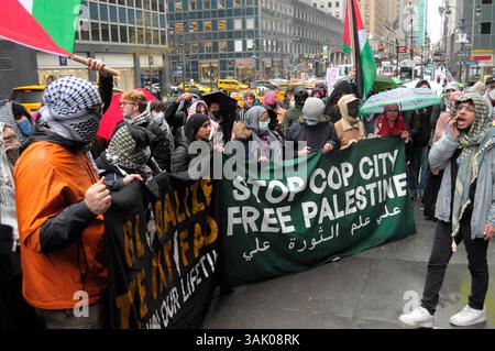 I manifestanti pro-palestinesi cantano slogan e tengono striscioni in una manifestazione fuori dall'ufficio della City University di New York. I manifestanti a Manhattan, New York, condannarono il Dipartimento di sicurezza interna per aver revocato i visti studenteschi di studenti internazionali nelle università della città. Mercoledì, i funzionari del sistema della City University of New York hanno detto che 17 dei suoi studenti internazionali hanno avuto "un cambiamento nello status del visto". I manifestanti hanno chiesto alla CUNY di proteggere i suoi studenti internazionali da potenziali detenzioni e deportazioni da parte dell'immigrazione e delle autorità doganali statunitensi o ICE. Non lo è stato Foto Stock