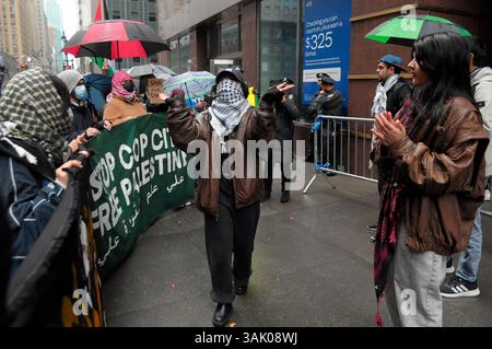 I manifestanti pro-palestinesi cantano slogan e tengono striscioni in una manifestazione fuori dall'ufficio della City University di New York. I manifestanti a Manhattan, New York, condannarono il Dipartimento di sicurezza interna per aver revocato i visti studenteschi di studenti internazionali nelle università della città. Mercoledì, i funzionari del sistema della City University of New York hanno detto che 17 dei suoi studenti internazionali hanno avuto "un cambiamento nello status del visto". I manifestanti hanno chiesto alla CUNY di proteggere i suoi studenti internazionali da potenziali detenzioni e deportazioni da parte dell'immigrazione e delle autorità doganali statunitensi o ICE. Non lo è stato Foto Stock