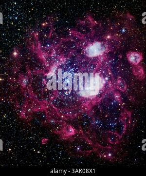 Nebula NGC 1760, immagine ottica. NGC 1760 è una nebulosa complessa che forma stelle nella grande Nuvola Magellanica (LMC), una galassia satellite della via Lattea. Il complesso complessivo di gas e stelle brillanti è noto come N11, mentre l'ammasso centrale di giovani stelle blu calde è noto come NGC 1760. I complessi gusci di gas in espansione si sono probabilmente formati da più generazioni di stelle di tipo o e B calde e dalle loro supernovae. N11 misura oltre 1000 anni luce. Foto Stock