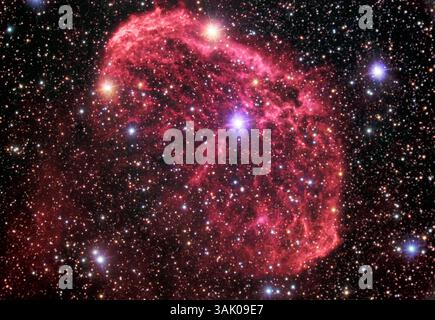 Nebulosa a mezzaluna, immagine ottica. Si tratta di un guscio di gas incandescente lanciato dalla stella centrale WR 136 (appena sopra e a destra del centro). WR 136 è una stella Wolf-Rayet, un raro tipo di stella calda e massiccia che perde massa rapidamente a causa di un forte e polveroso vento stellare. Si ritiene che il guscio luminoso sia un materiale espulso ionizzato dal riscaldamento d'urto quando entra in collisione con il mezzo interstellare o con il materiale precedentemente espulso dalla stella. Inoltre, l'idrogeno nel guscio è ionizzato dalle radiazioni provenienti da WR 136. Questa nebulosa si trova a circa 4700 anni luce dalla Terra nella costellazione di Cygnus. Foto Stock