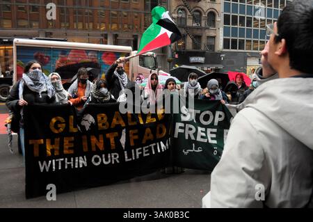 I manifestanti pro-palestinesi cantano slogan e tengono striscioni in una manifestazione fuori dall'ufficio della City University di New York. I manifestanti a Manhattan, New York, condannarono il Dipartimento di sicurezza interna per aver revocato i visti studenteschi di studenti internazionali nelle università della città. Mercoledì, i funzionari del sistema della City University of New York hanno detto che 17 dei suoi studenti internazionali hanno avuto "un cambiamento nello status del visto". I manifestanti hanno chiesto alla CUNY di proteggere i suoi studenti internazionali da potenziali detenzioni e deportazioni da parte dell'immigrazione e delle autorità doganali statunitensi o ICE. Non lo è stato Foto Stock