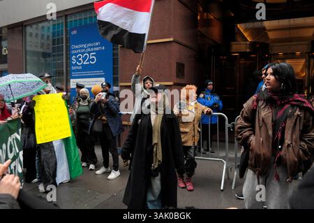 I manifestanti pro-Palestina cantano slogan in una manifestazione fuori dall'ufficio della City University di New York. I manifestanti a Manhattan, New York, condannarono il Dipartimento di sicurezza interna per aver revocato i visti studenteschi di studenti internazionali nelle università della città. Mercoledì, i funzionari del sistema della City University of New York hanno detto che 17 dei suoi studenti internazionali hanno avuto "un cambiamento nello status del visto". I manifestanti hanno chiesto alla CUNY di proteggere i suoi studenti internazionali da potenziali detenzioni e deportazioni da parte dell'immigrazione e delle autorità doganali statunitensi o ICE. Non è stato confermato se t Foto Stock