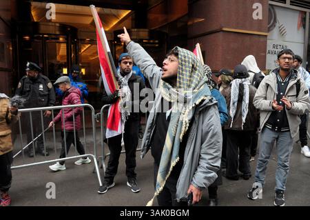 I manifestanti pro-Palestina cantano slogan in una manifestazione fuori dall'ufficio della City University di New York. I manifestanti a Manhattan, New York, condannarono il Dipartimento di sicurezza interna per aver revocato i visti studenteschi di studenti internazionali nelle università della città. Mercoledì, i funzionari del sistema della City University of New York hanno detto che 17 dei suoi studenti internazionali hanno avuto "un cambiamento nello status del visto". I manifestanti hanno chiesto alla CUNY di proteggere i suoi studenti internazionali da potenziali detenzioni e deportazioni da parte dell'immigrazione e delle autorità doganali statunitensi o ICE. Non è stato confermato se t Foto Stock