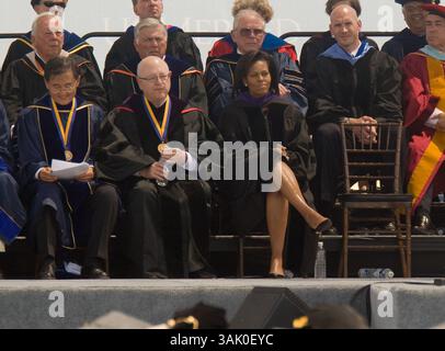 16 maggio 2009 - Merced, California, USA - la first lady MICHELLE OBAMA siede prima di pronunciare il suo discorso di inizio. (Immagine di credito: © Marty Bicek /Marty Bicek/ZUMA Press) Foto Stock