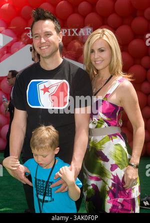 16 maggio 2009 - Hollywood, California, Stati Uniti - il musicista MARK HOPPES (L), sua moglie SKYE EVERLY e il loro figlio JACK HOPPUS arrivano per la prima di "Up" di Disney Pixar all'El Capitan Theatre di Hollywood. (Immagine di credito: © Adam Latham/ZUMA Press) Foto Stock