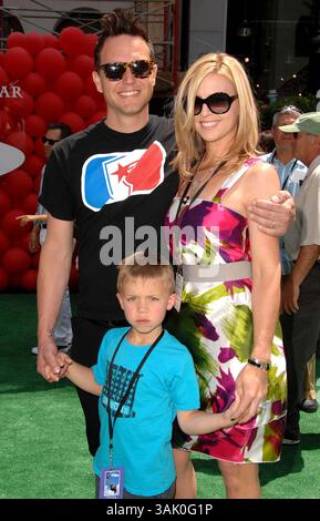 Prima mondiale di ''Up'' all'El Capitan Theatre di Los Angeles, CA 05-16-2009 foto di James Diddick-Globe Photos @ 2009...... MARK HOPPUS di BLINK 182 e Family.K62039JDI.(immagine di credito: © James Diddick/Globe Photos/ZUMAPRESS.com) Foto Stock