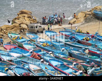 22/05/2009) MANTA, 22 DE MAYO DE 2009, varadero de San Mateo una caleta de pescadores al sur de Manta. Las lanchas son conducidas a zonas de acoderamiento en la playa antes eran llevadas a las calles del poblado..pesca ARTESANAL, PESCADORES (immagine di credito: © El Comercio/GDA/ZUMA Press) Foto Stock