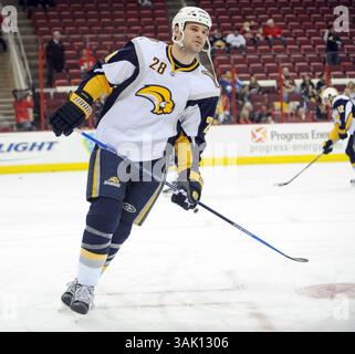 26 febbraio 2009 - Raleigh, North Carolina, USA - Buffalo Sabres (28) PAUL GAUSTAD come Carolina Hurricanes sconfissero i Buffalo Sabres con un punteggio finale di 2-1 ai supplementari giocando a hockey al RBC Center di Raleigh, NC. (Immagine di credito: © Jason Moore/ZUMA Press) Foto Stock