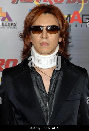 YOSHIKI partecipa alla prima di Los Angeles di ASTRO BOY tenutasi al Grauman's Chinese Theatre di Hollywood, California, il 19 ottobre 2009. 2009.K62933DL (immagine di credito: © Dave Longendyke/Globe Photos/ZUMAPRESS.com) Foto Stock