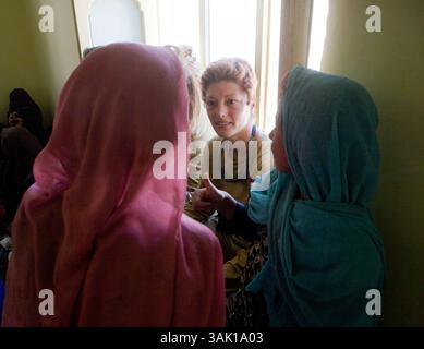 21 settembre 2009 - Tarin Kowt, Uruzgan, Afghanistan - Una donna olandese soldato chatta con donne afghane. (Immagine di credito: © Ton Koene/ZUMA Press) Foto Stock