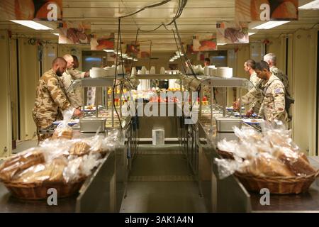 21 settembre 2009 - Tarin Kowt, Uruzgan, Afghanistan - soldati olandesi e australiani a Kamp Holland. I soldati mangiano tre volte al giorno nella mensa. Una società commerciale predispone tutti i pasti. Tutto viene trasportato dai Paesi Bassi e quindi solo pasti congelati. (Immagine di credito: © Ton Koene/ZUMA Press) Foto Stock