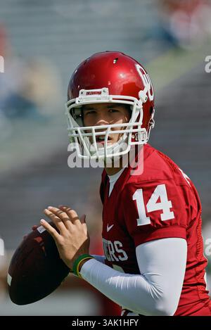 10 ottobre 2009: Il quarto di riserva dell'Oklahoma Sam Bradford n. 14 si scalda prima della partita. Gli Oklahoma Sooners sconfissero i Baylor Bears 33-7, a Norman, OK. Richey Miller/CSM (immagine di credito: © Richey Miller/Cal Sport Media/ZUMA Press) Foto Stock