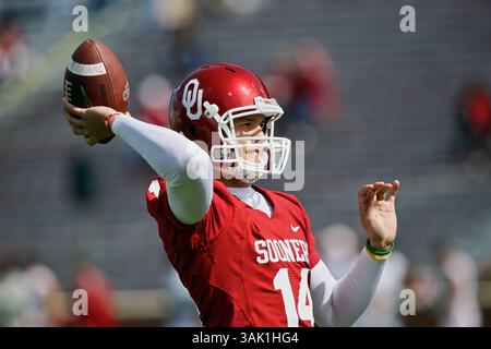 10 ottobre 2009: Il quarto di riserva dell'Oklahoma Sam Bradford n. 14 si scalda prima della partita. Gli Oklahoma Sooners sconfissero i Baylor Bears 33-7, a Norman, OK. Richey Miller/CSM (immagine di credito: © Richey Miller/Cal Sport Media/ZUMA Press) Foto Stock