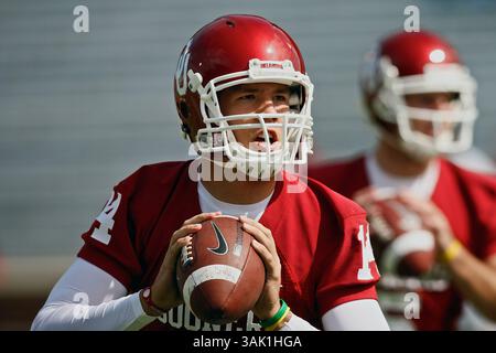 10 ottobre 2009: Il quarto di riserva dell'Oklahoma Sam Bradford n. 14 si scalda prima della partita. Gli Oklahoma Sooners sconfissero i Baylor Bears 33-7, a Norman, OK. Richey Miller/CSM (immagine di credito: © Richey Miller/Cal Sport Media/ZUMA Press) Foto Stock