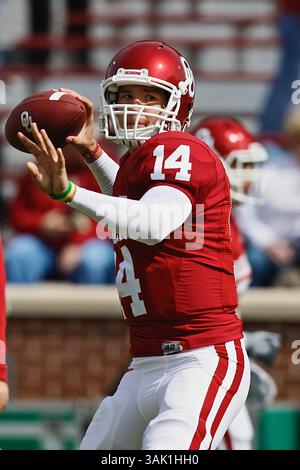 10 ottobre 2009: Il quarto di riserva dell'Oklahoma Sam Bradford n. 14 si scalda prima della partita. Gli Oklahoma Sooners sconfissero i Baylor Bears 33-7, a Norman, OK. Richey Miller/CSM (immagine di credito: © Richey Miller/Cal Sport Media/ZUMA Press) Foto Stock