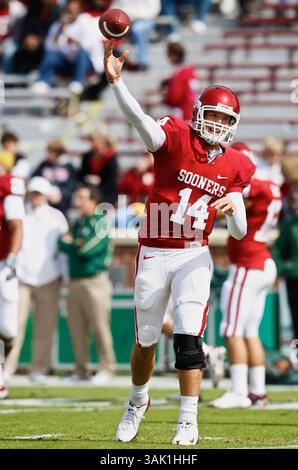 10 ottobre 2009: Il quarto di riserva dell'Oklahoma Sam Bradford n. 14 si scalda prima della partita. Gli Oklahoma Sooners sconfissero i Baylor Bears 33-7, a Norman, OK. Richey Miller/CSM (immagine di credito: © Richey Miller/Cal Sport Media/ZUMA Press) Foto Stock