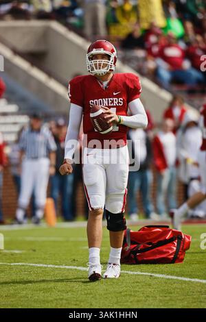 10 ottobre 2009: Il quarto di riserva dell'Oklahoma Sam Bradford n. 14 si scalda prima della partita. Gli Oklahoma Sooners sconfissero i Baylor Bears 33-7, a Norman, OK. Richey Miller/CSM (immagine di credito: © Richey Miller/Cal Sport Media/ZUMA Press) Foto Stock