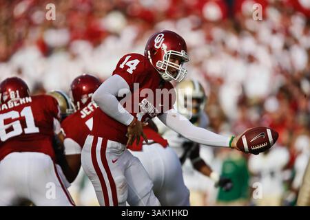 10 ottobre 2009: IL quarto indietro Sam Bradford #14 arriva a dare la palla. Gli Oklahoma Sooners sconfissero i Baylor Bears 33-7, a Norman, OK. Richey Miller/CSM (immagine di credito: © Richey Miller/Cal Sport Media/ZUMA Press) Foto Stock