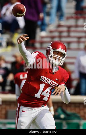 10 ottobre 2009: Il quarto di riserva dell'Oklahoma Sam Bradford n. 14 si scalda prima della partita. Gli Oklahoma Sooners sconfissero i Baylor Bears 33-7, a Norman, OK. Richey Miller/CSM (immagine di credito: © Richey Miller/Cal Sport Media/ZUMA Press) Foto Stock