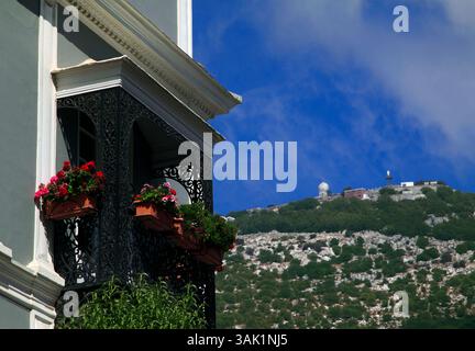 Rock of Gibraltar, un grazioso balcone in stile coloniale incorniciato in ferro battuto si affaccia sulla scarpata rocciosa e sulla stazione radar sulla vetta. Foto Stock