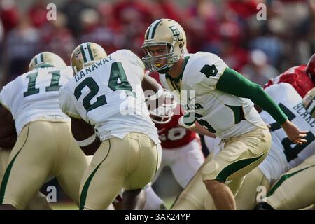 10 ottobre 2009: Il quarto Blake Szymanski n. 6 di Baylor passa al running back Terrance Ganaway n. 24. Gli Oklahoma Sooners sconfissero i Baylor Bears 33-7, a Norman, OK. Richey Miller/CSM (immagine di credito: © Richey Miller/Cal Sport Media/ZUMA Press) Foto Stock