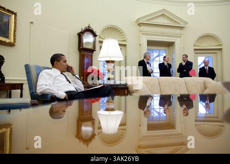 26 gennaio 2009 - Washington, Distretto di Columbia, USA - il presidente BARACK OBAMA chiama i leader stranieri nell'Ufficio ovale della Casa Bianca 1/26/09. Questa foto è stata una delle 300 foto pubblicate dalla Casa Bianca il 29 aprile 2009 tramite il sito web FLICKR in occasione del completamento dei primi 100 giorni della presidenza di Obama. (Immagine di credito: © Pete Souza/The White House/ZUMA Press) RESTRIZIONI: * SOLO USO EDITORIALE * Foto Stock