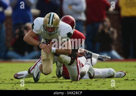 10 ottobre 2009: Il quarto Blake Szymanski n. 6 del Baylor guida per alcune yard extra. Gli Oklahoma Sooners sconfissero i Baylor Bears 33-7, a Norman, OK. Richey Miller/CSM (immagine di credito: © Richey Miller/Cal Sport Media/ZUMA Press) Foto Stock