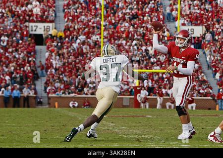 10 ottobre 2009: Il quarto d'anno dell'Oklahoma Sam Bradford n. 14 si appresta a lanciare il linebacker del Baylor Elliot Coffey n. 37. Gli Oklahoma Sooners sconfissero i Baylor Bears 33-7, a Norman, OK. Richey Miller/CSM (immagine di credito: © Richey Miller/Cal Sport Media/ZUMA Press) Foto Stock