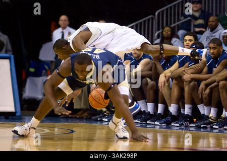 28 febbraio 2009: La guardia dei Seton Hall Pirates Jeremy Hazell n. 21 cerca di aggirare l'attaccante numero 1 dei Pittsburgh Panthers DeJuan Blair n. 45 durante la partita di basket NCAA tra i Pittsburgh Panthers e i Seton Hall Pirates al Prudential Center di Newark, New Jersey. (Immagine di credito: © Chris Szagola/Cal Sport Media) Foto Stock