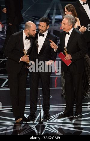 26 febbraio 2017 - Hollywood, California, Stati Uniti - L-R: JORDAN HOROWITZ, JIMMY KIMMEL e il presentatore del miglior film WARREN BEATTY sul palco, durante la trasmissione in diretta degli Oscar 89. In seguito, ''la la Land'' fu nominato vincitore. Il cast stava ricevendo i loro Oscar, quando, fu annunciato che "Moonlight" era il vero vincitore. (Immagine di credito: © Mark Suban/A.M.P.A.S. tramite filo ZUMA) Foto Stock