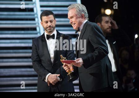 26 febbraio 2017 - Hollywood, California, Stati Uniti - JIMMY KIMMEL e l'uomo dell'ora: Miglior presentatore di film e uomo dell'ora: Miglior presentatore di film WARREN BEATTY sul palco, durante la trasmissione in diretta ABC degli Oscar 89 al Dolby Theatre di Hollywood, domenica. In quello che potrebbe diventare il più grande successo della storia di Hollywood, Beatty sbaglia la busta, e ''la la Land'' è stato erroneamente nominato vincitore. Il team di Lala stava festeggiando e portando i loro Oscar sul palco, quando fu annunciato che il nome del film era stato letto e che "Moonlight" era il Foto Stock