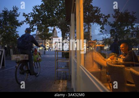 1° ottobre 2015 - Belgio - ristorante Cassis in piazza Vrijdagmarkt (mercato del venerdì) a Gand, Belgio. Amadeus Restaurant, Gand, regione fiamminga, Belgio. Piazza Vrijdagmarkt (mercato del venerdì) (immagine di credito: © Sergi Reboredo via ZUMA Wire) Foto Stock