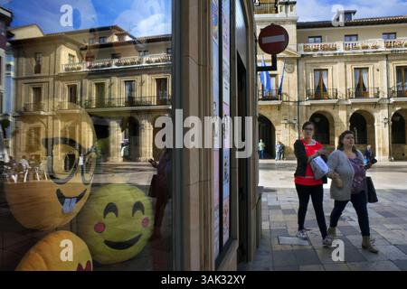 15 giugno 2016 - Spagna - Palazzo storico artistico municipale nel centro di Oviedo, Asturie, Spagna. Una delle fermate del treno di lusso Transcantabrico Gran Lujo. (Immagine di credito: © Sergi Reboredo via ZUMA Wire) Foto Stock