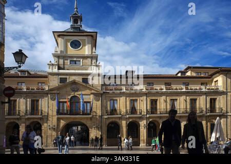 15 giugno 2016 - Spagna - Palazzo storico artistico municipale nel centro di Oviedo, Asturie, Spagna. Una delle fermate del treno di lusso Transcantabrico Gran Lujo. (Immagine di credito: © Sergi Reboredo via ZUMA Wire) Foto Stock