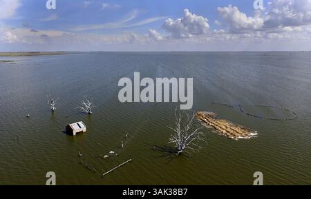 28 marzo 2017 - Buenos Aires, CABA, ARGENTINA - DCIM100MEDIADJI 0103.JPGLAGUNA PICASA, RUTA NACIONAL 7..EN LOS ULTIMOS MESES se INCREMENTO NOTABLEMENTE LA EXTENSION DE LA LAGUNA..LIMITE ENTRE LA PROVINCIA DE BUENOS AIRES Y LA DE SANTA FE..FOTO DE JULIAN BONGIOVANNI.28/3/17.Inundacion DE casco y casco y campos. Foto Stock