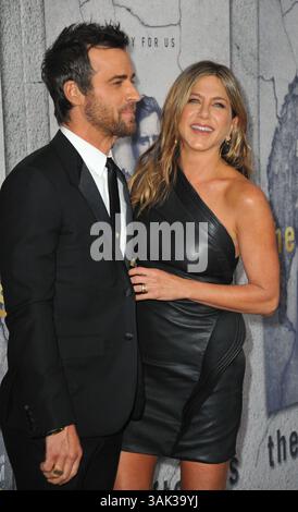 4 aprile 2017 - Los Angeles, CALIFORNIA, Stati Uniti - Justin Theroux e Jennifer Aniston arrivano alla premiere della terza stagione di HBO 'The Leftovers' ad Avalon Hollywood il 4 aprile 2017 a Los Angeles, California (immagine di credito: © Peter West/Ace Pictures via ZUMA Press) Foto Stock