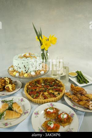 5 aprile 2017 - grosse Ile, mi, USA - brunch in senso orario: Torta al cocco malto macchiata a macchie, asparagi con vinaigrette alla senape, torte di pancetta e cheddar, salmone affumicato con crema di aneto e frittelle di patate, crostata di pomodoro e camembert e casseruola di uova Benedict. (Immagine di credito: © Kathleen Galligan/TNS via ZUMA Wire) Foto Stock