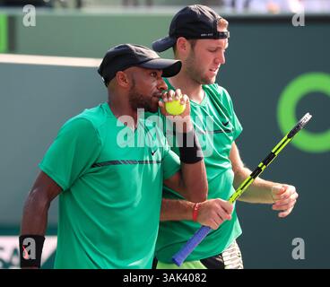 1° aprile 2017: Nicholas Monroe, a sinistra, e Jack Sock, a destra, degli Stati Uniti, conferire durante la finale di doppio maschile contro Lukasz Kubot, della Polonia, e Marcelo Melo, del Brasile, al Miami Open 2017 presentato dal torneo professionistico Itau, giocato al Crandon Park Tennis Center di Key Biscayne, Florida, USA. Kubot e Melo hanno vinto 7-5, 6-3. Mario Houben/CSM(immagine di credito: &Copy; Mario Houben/CSM tramite cavo ZUMA) Foto Stock