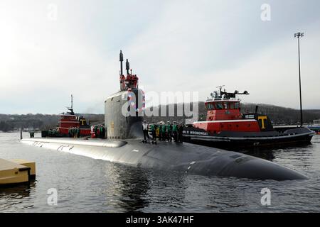 20 dicembre 2013 - Submarine base New London, CT, USA - il sottomarino d'attacco classe Virginia USS Missouri (SSN 780) si fa strada lungo il fiume Tamigi e ospita la Submarine base New London a Groton, Conn., dopo aver completato il suo primo dispiegamento all'estero. La Missouri partì da Groton il 18 giugno per un dispiegamento programmato di sei mesi durante i quali operò nell'area di responsabilità della 6th Fleet. (Immagine di credito: © John Narewski/US Navy via ZUMA Wire/ZUMAPRESS.com) Foto Stock