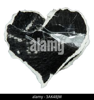 Carta nera strappata a forma di cuore su sfondo bianco con percorso di ritaglio Foto Stock