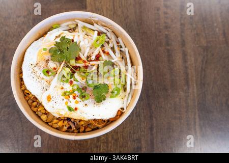 Ciotola di noodle tailandesi con uovo sopra Foto Stock